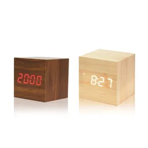 Relógio de madeira quadrado
