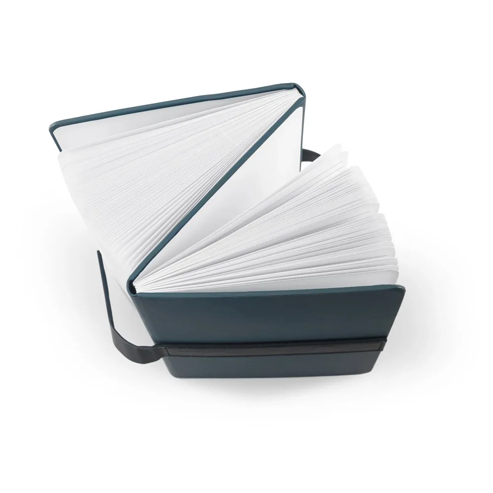 HILST. Caderno A5 com capa dura em 80% materiais reciclados (PU reciclado e poliéster reciclado) estruturado em duas partes: a primeira tem 128 páginas pautadas e a segunda 128 páginas lisas