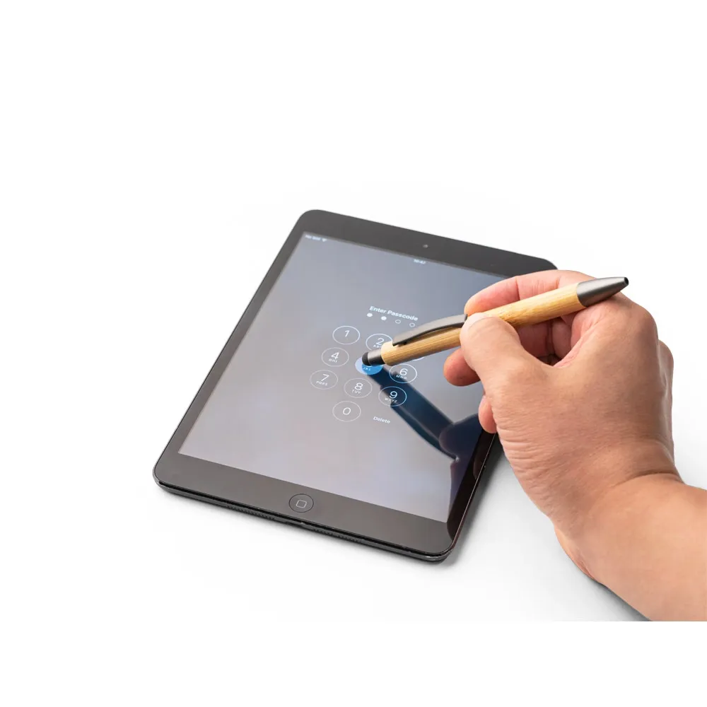 ZOLA. Esferográfica em bambu com acabamento em mate e escrita em preto