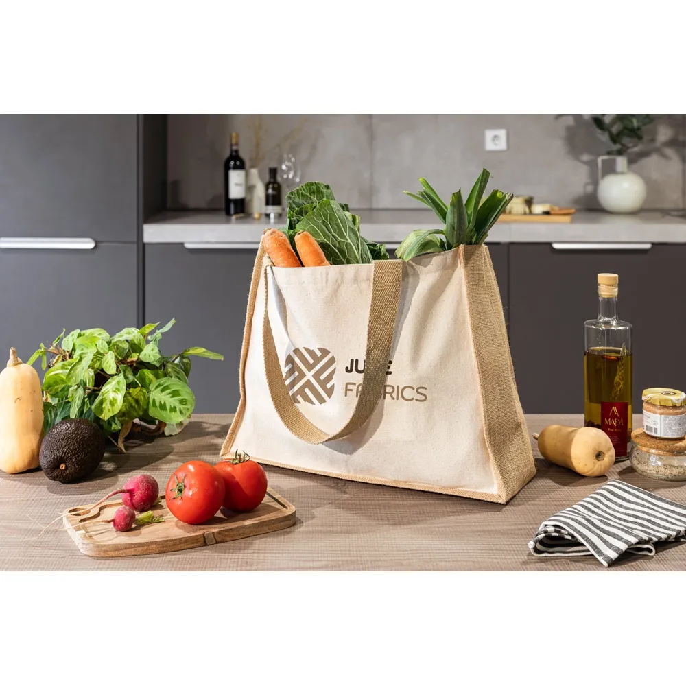 HELSINQUE. Sacola em canvas (320g/m²), com fundo e laterais em juta laminada (350 g/m²) de tons naturais