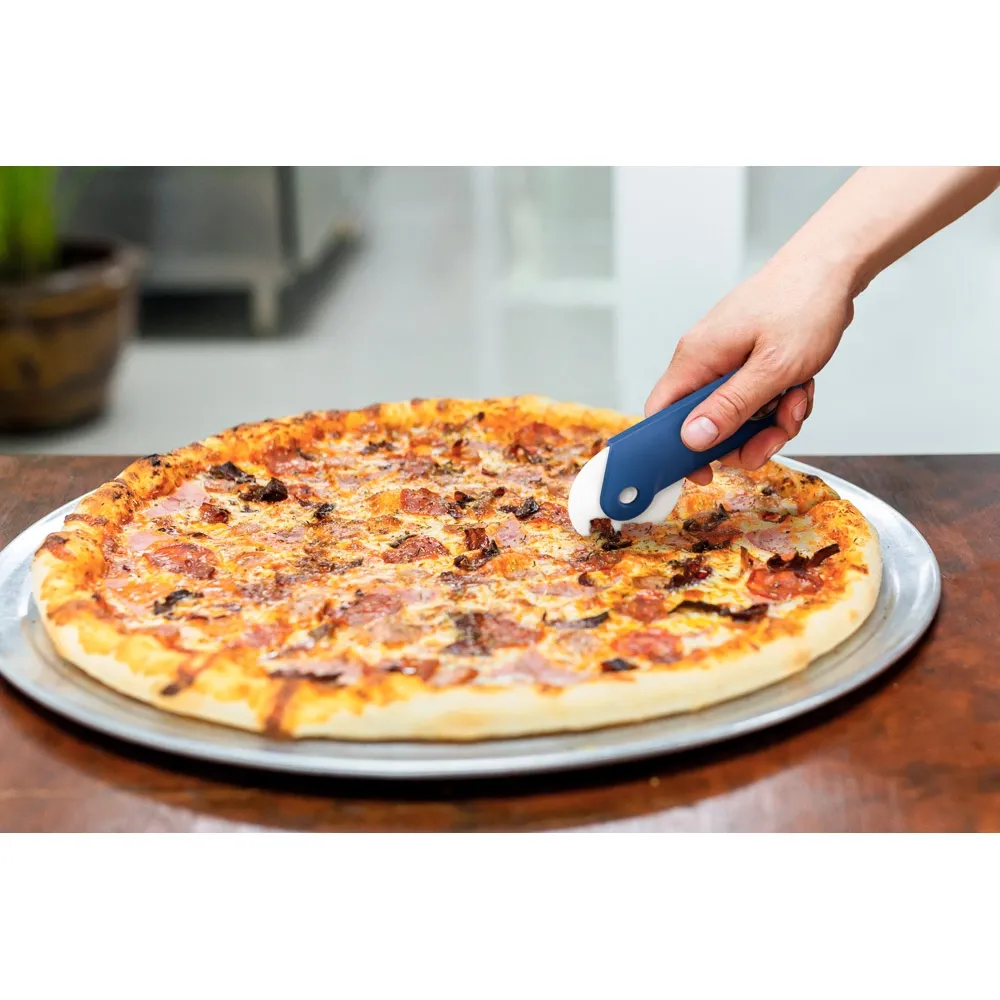 TOKEV. Cortador de pizza com abridor de garrafa