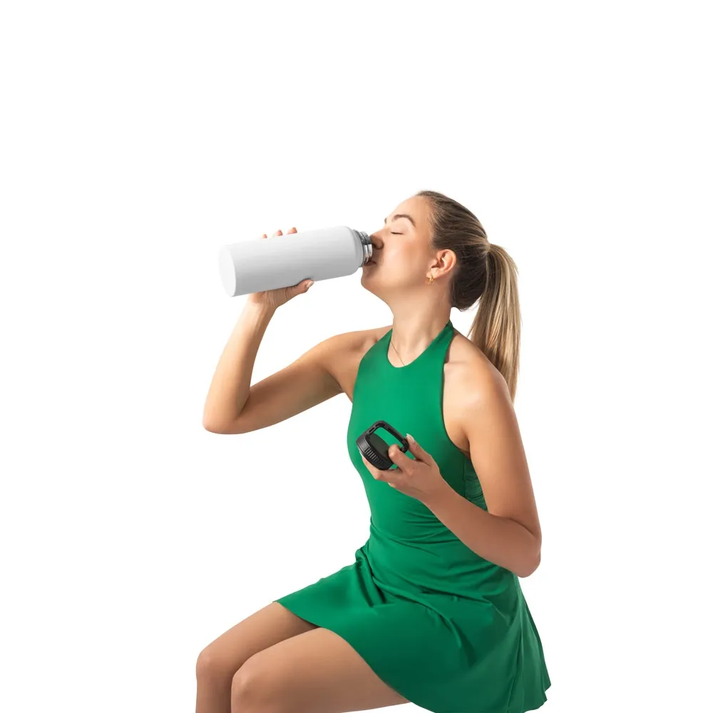 SINNER. Garrafa esportiva em aço inox 90% reciclado com revestimento em pó e de grande capacidade até 1200 mL