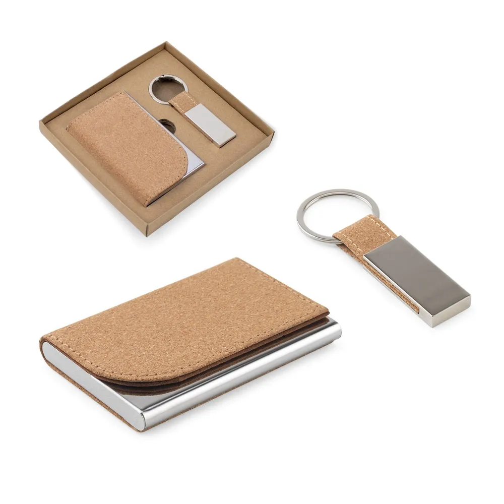 GOSLING. Conjunto composto por um porta-cartões e chaveiro, ambos em metal e cortiça