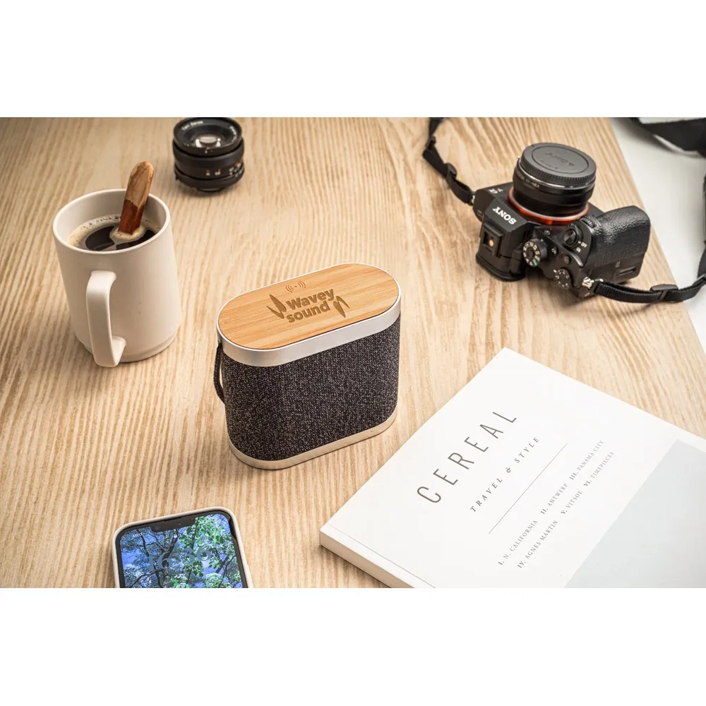 GUETTA. Caixa de som de 15W com carregador wireless super-rápido 15W e 2h de autonomia em bambu e PET 100% reciclado