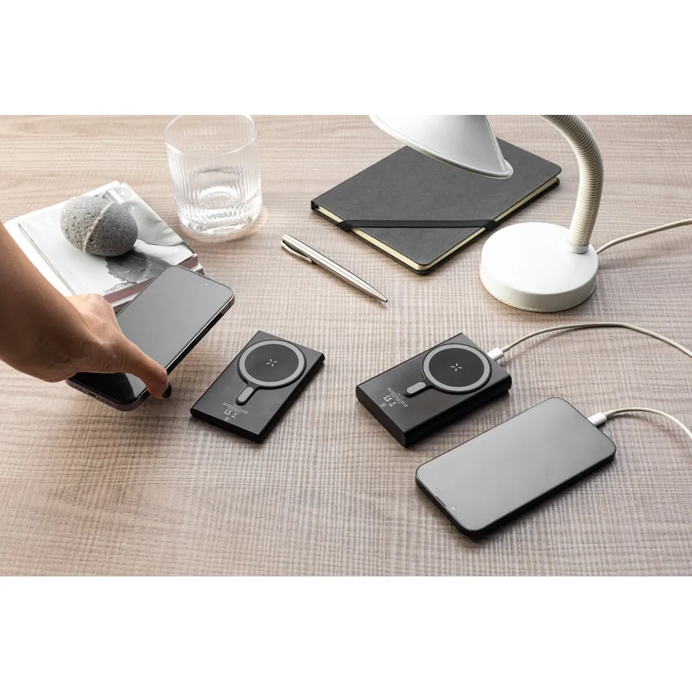 WRIGHT 5. Bateria portátil magnética com carregamento super-rápido em alumínio reciclado e ABS reciclado (5 000 mAh)
