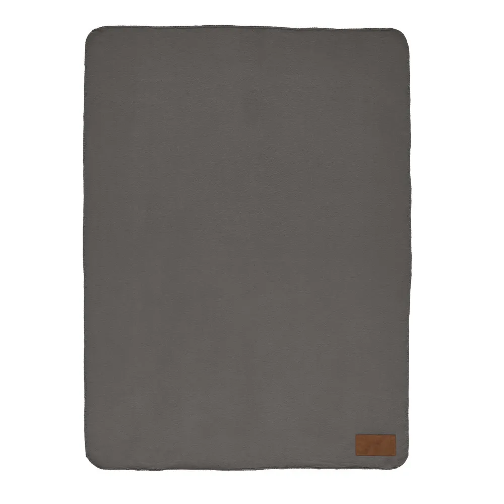 COZY. Manta em tecido polar, 100% poliéster reciclado (100% rPET)