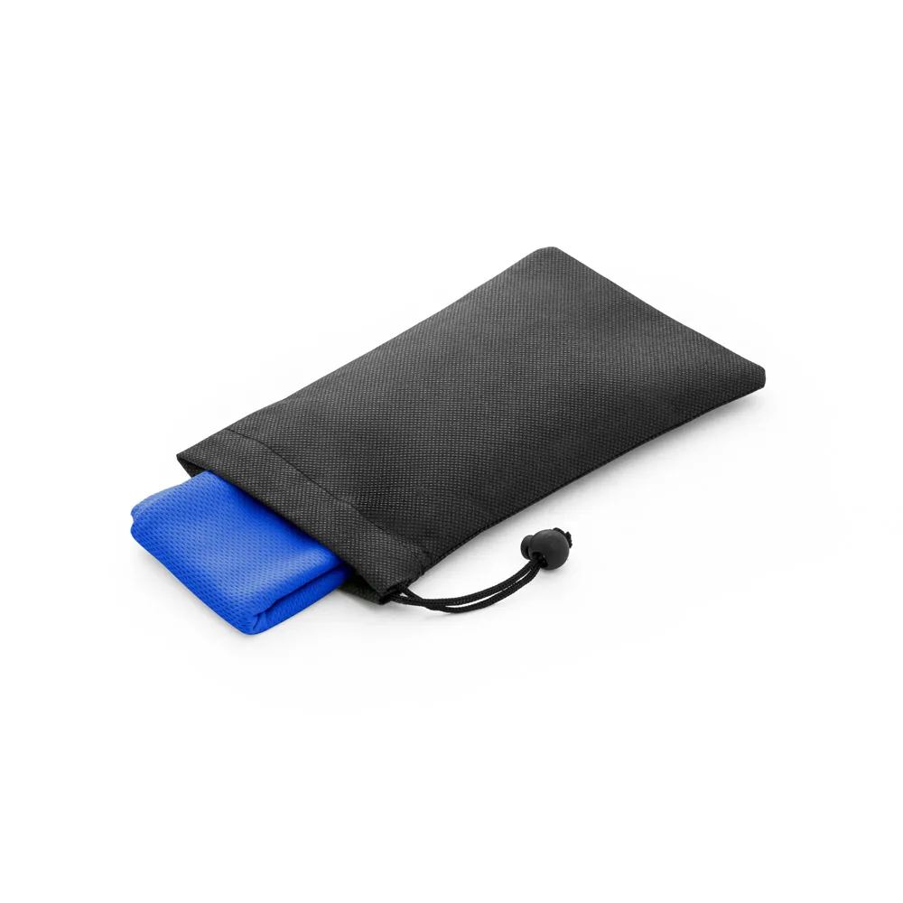 BERNAL. Toalha esportiva refrescante em poliéster 100% reciclado com bolsa em non-woven