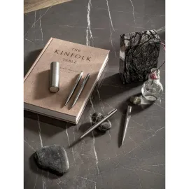 Miniatura de imagem do produto ALEXA. Esferográfica em 53% de aço inox reciclado com clip e mecanismo twist