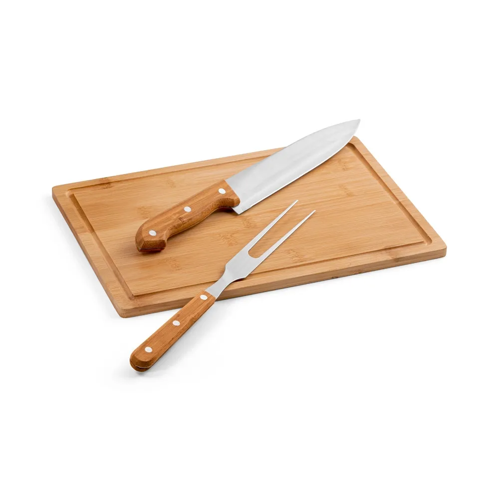 ALIOLI BOARD. Kit churrasco em caixa kraft com tábua em bambu e 2 utensílios em aço inox e bambu