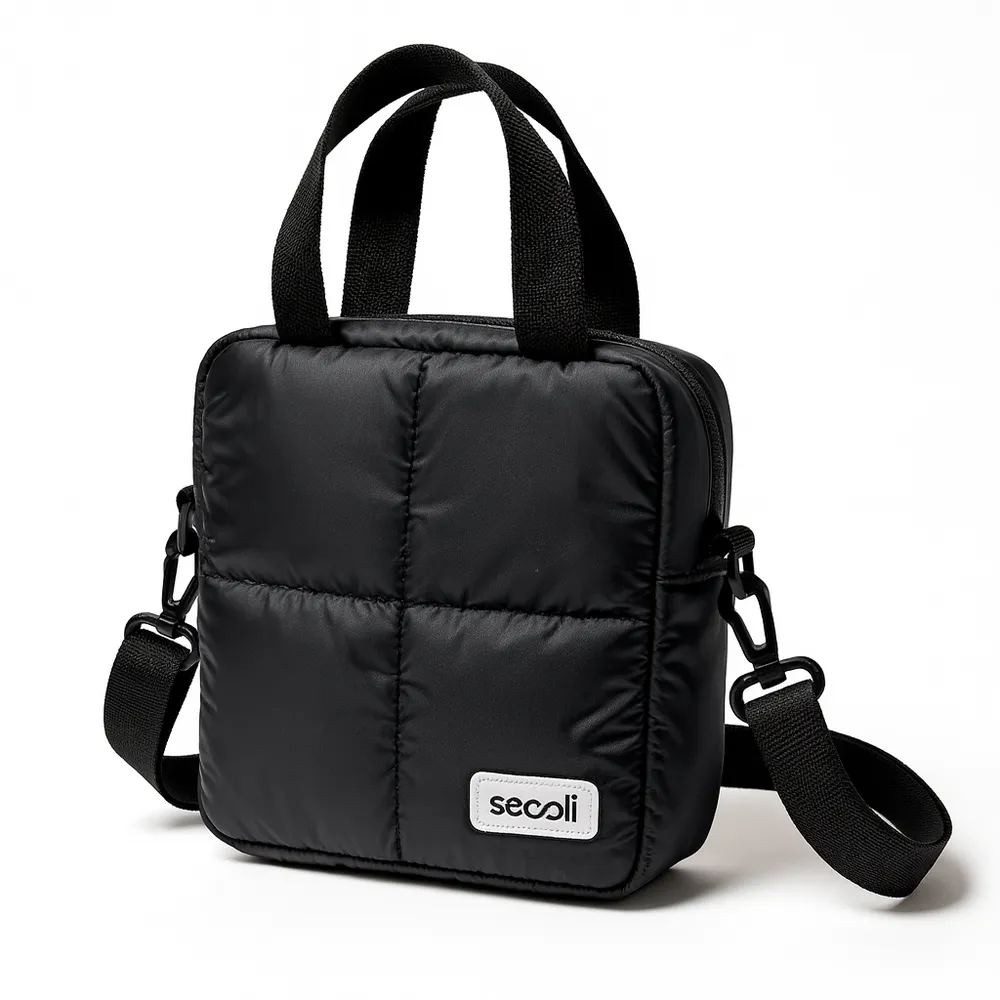 Bolsa Quadrada com Bolso Frontal e Alça Dupla