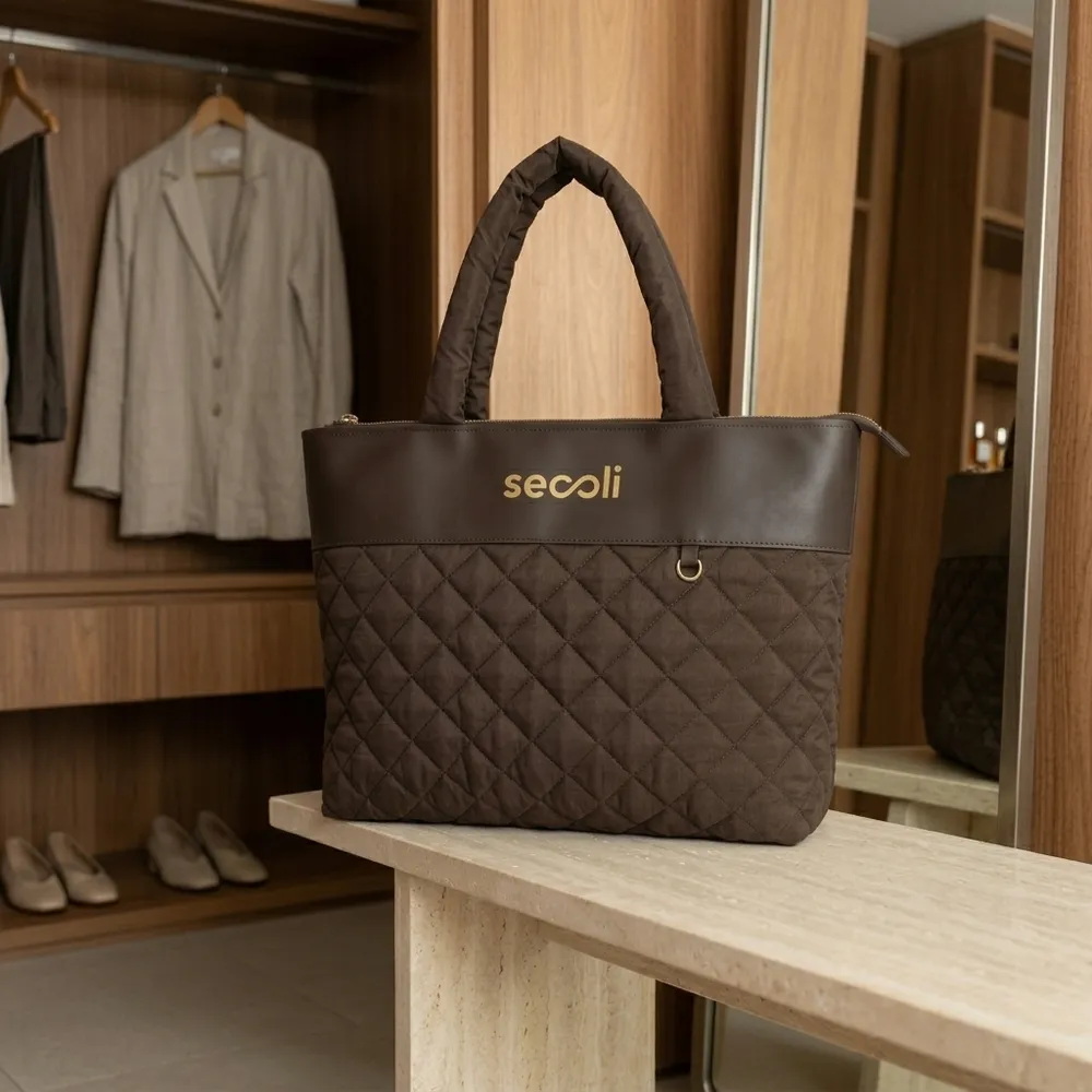 Bolsa Tote Bag Matelassê com Aba em Couro Sintético