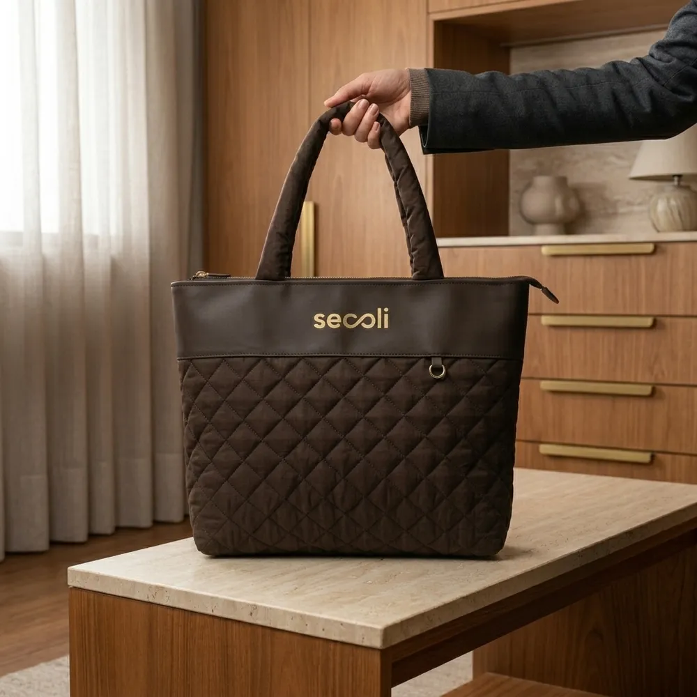 Bolsa Tote Bag Matelassê com Aba em Couro Sintético