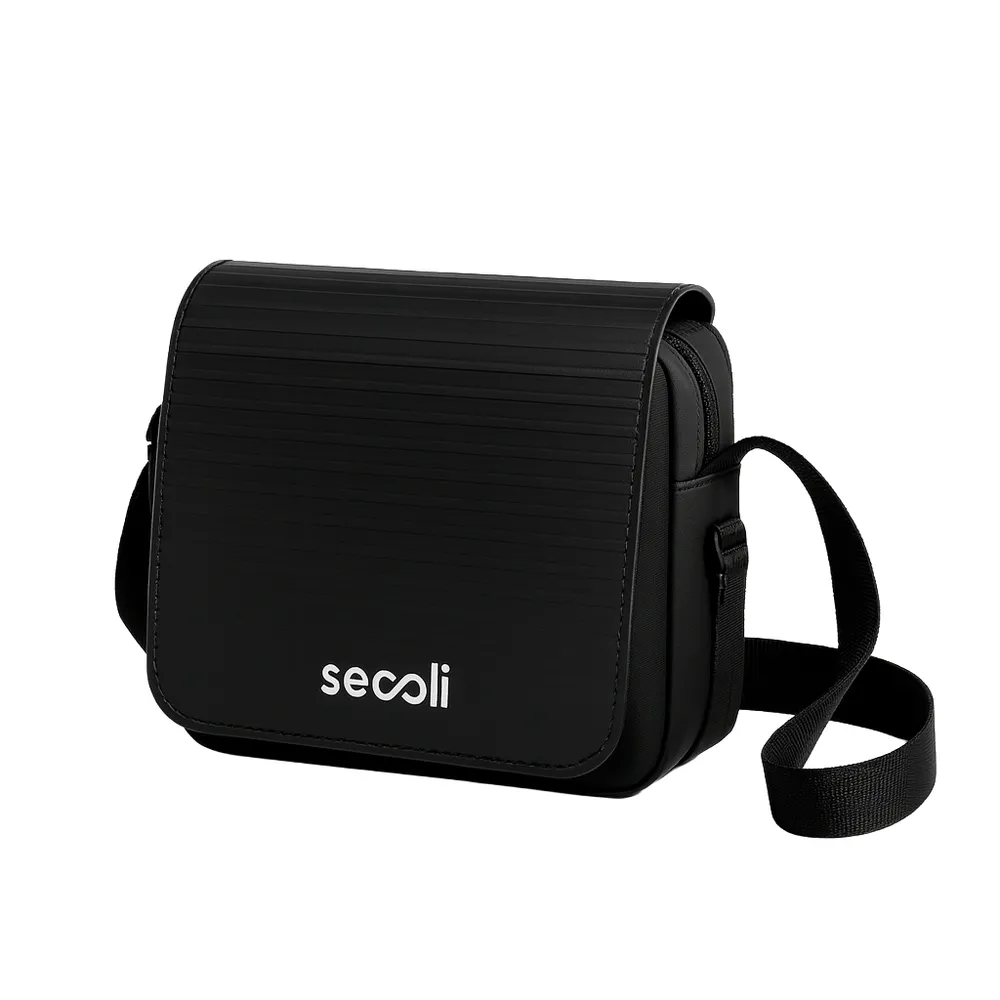 Bolsa Transversal com Aba Estruturada e Logo