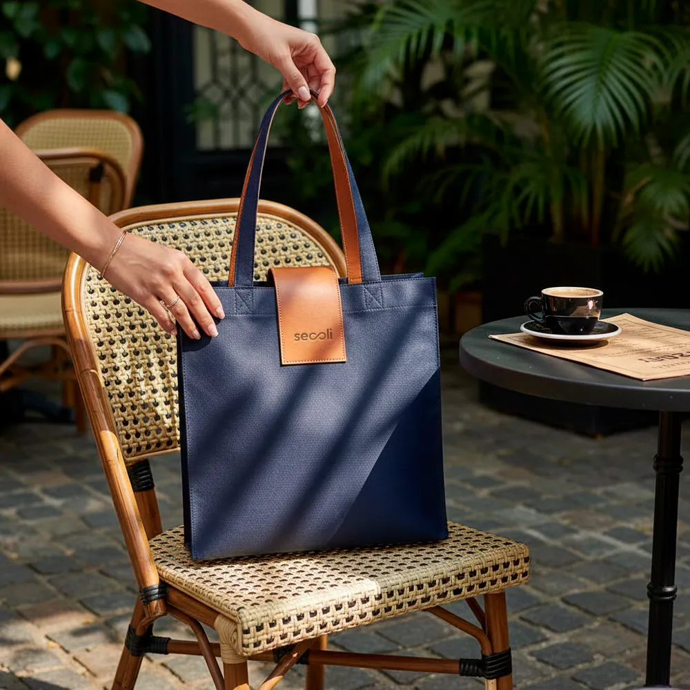 Bolsa com Alças Bicolores e Detalhe em Couro