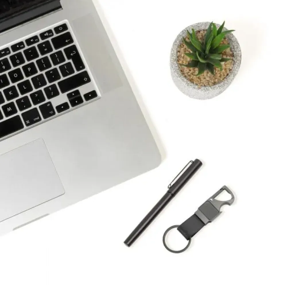 CANETA ROLLER E CHAVEIRO CINZA EM METAL E PU PRETO