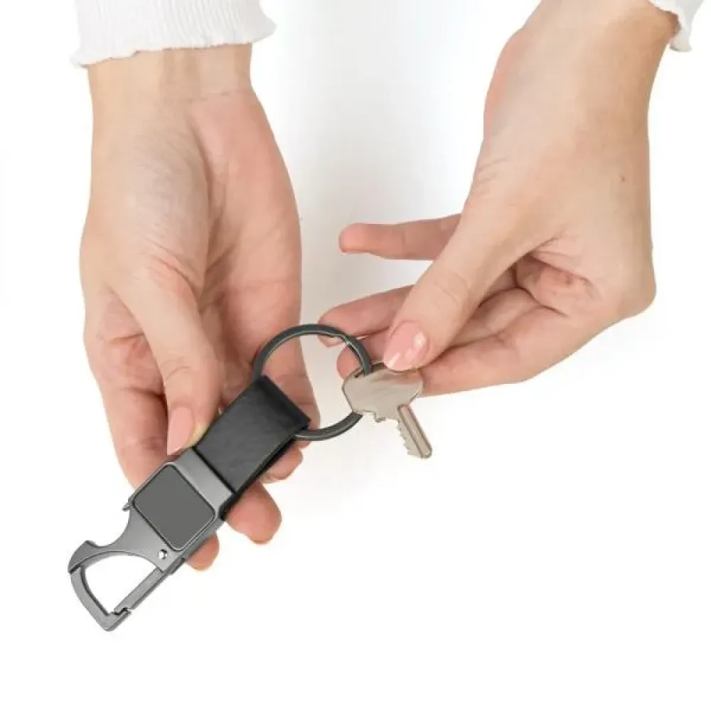 CHAVEIRO MOSQUETÃO EM METAL/PU - CINZA/PRETO