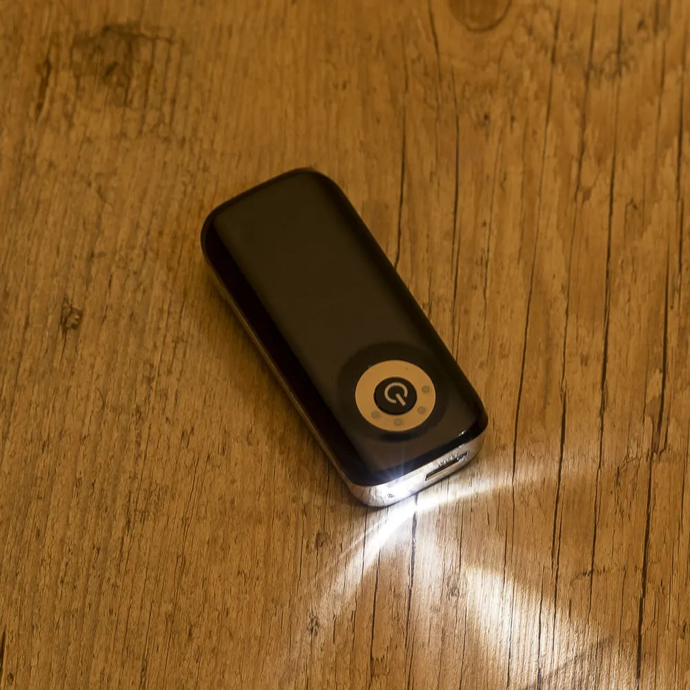 #Power Bank Plástico com Indicador Led e Lanterna