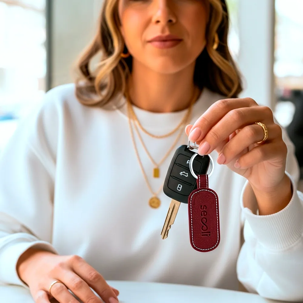 Chaveiro Ovalado em Couro com Costura Detalhada