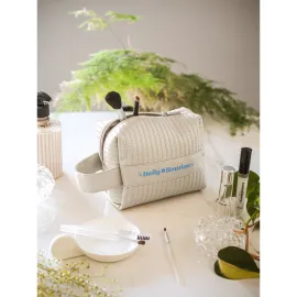 Miniatura de imagem do produto GILI. Bolsa de cosméticos em PU% (21% de PU reciclado e 30% de poliéster reciclado)