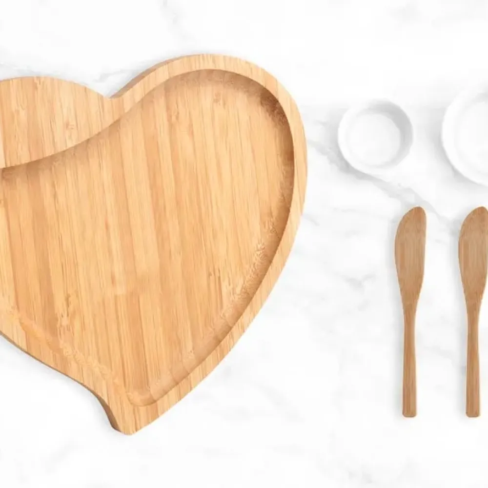 KIT PARA PETISCO COM TÁBUA FORMATO CORAÇÃO - 5 PÇS