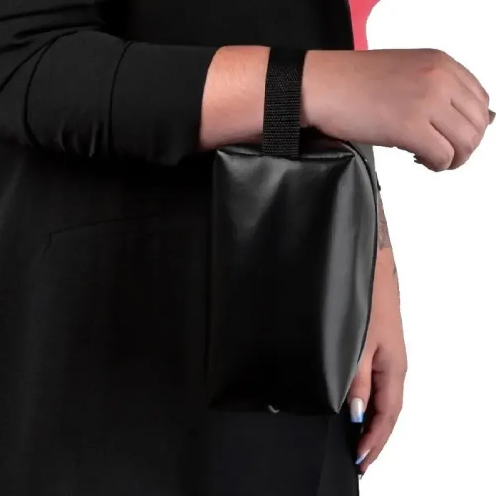 NECESSAIRE C/ ALÇA EM MATERIAL SINTÉTICO - PRETA