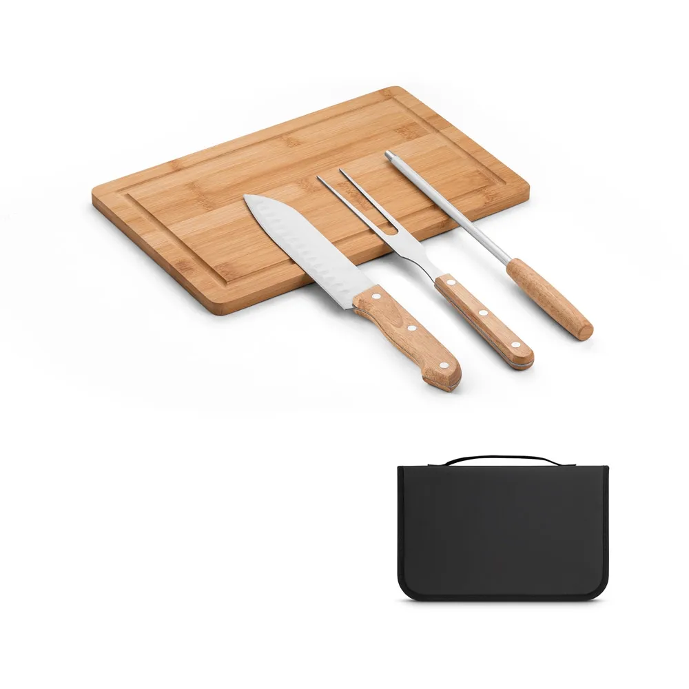 MOUSSAKA. Kit churrasco em estojo de 210D e tábua em bambu com 3 utensílios em aço inox e madeira de seringueira-94107