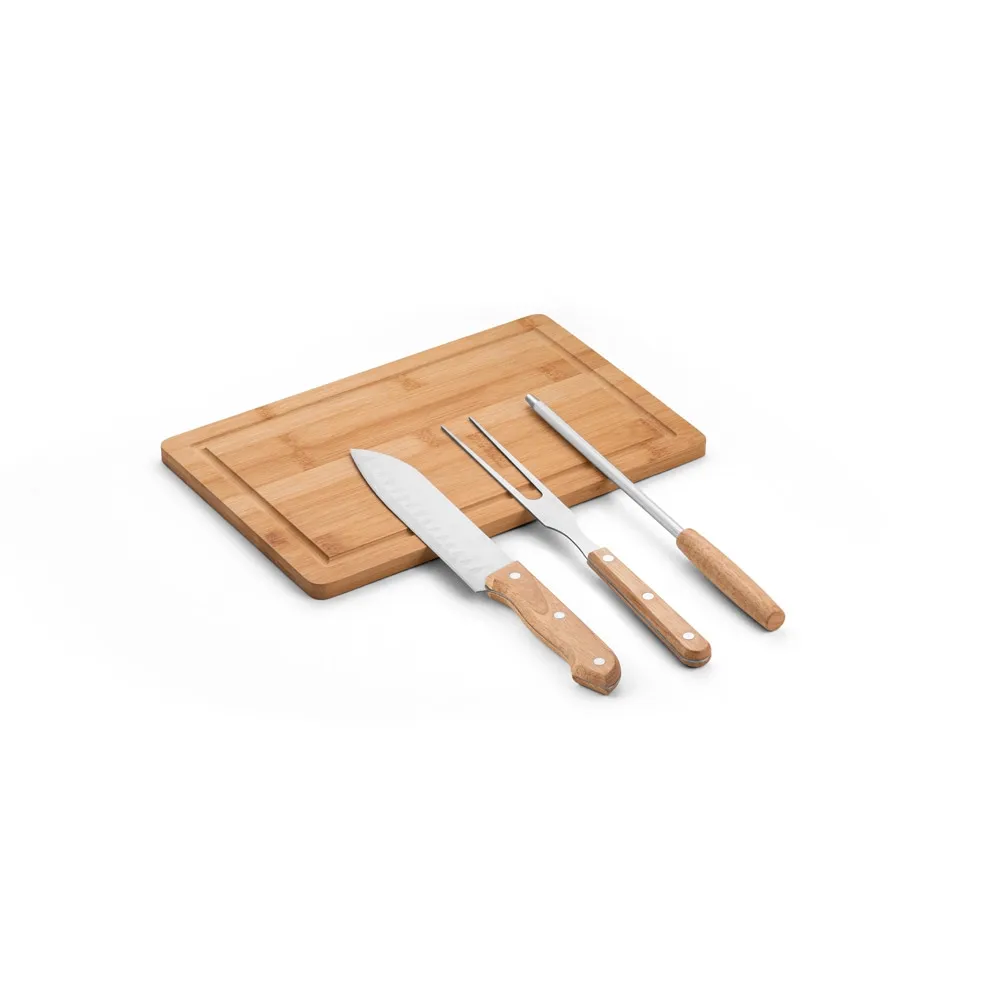 MOUSSAKA. Kit churrasco em estojo de 210D e tábua em bambu com 3 utensílios em aço inox e madeira de seringueira-94107