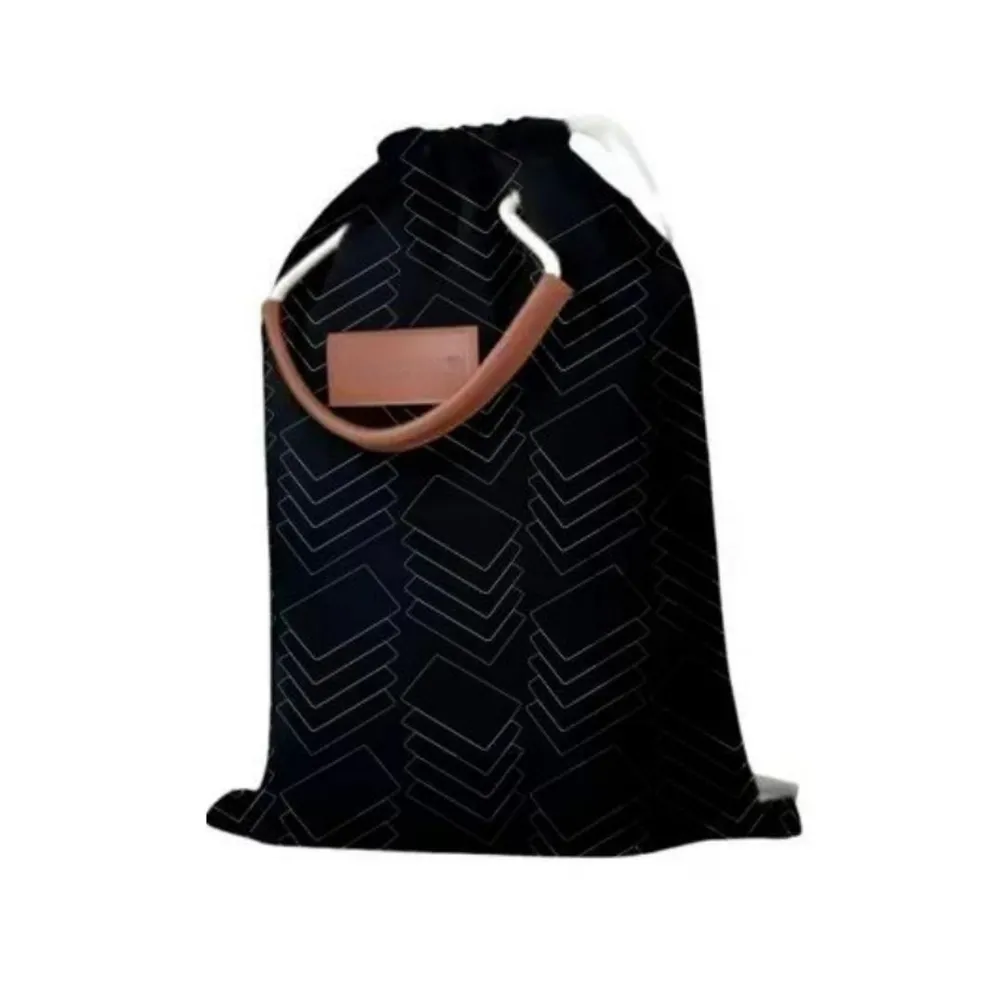 Sacochila com etiqueta e alça em couro-SACC