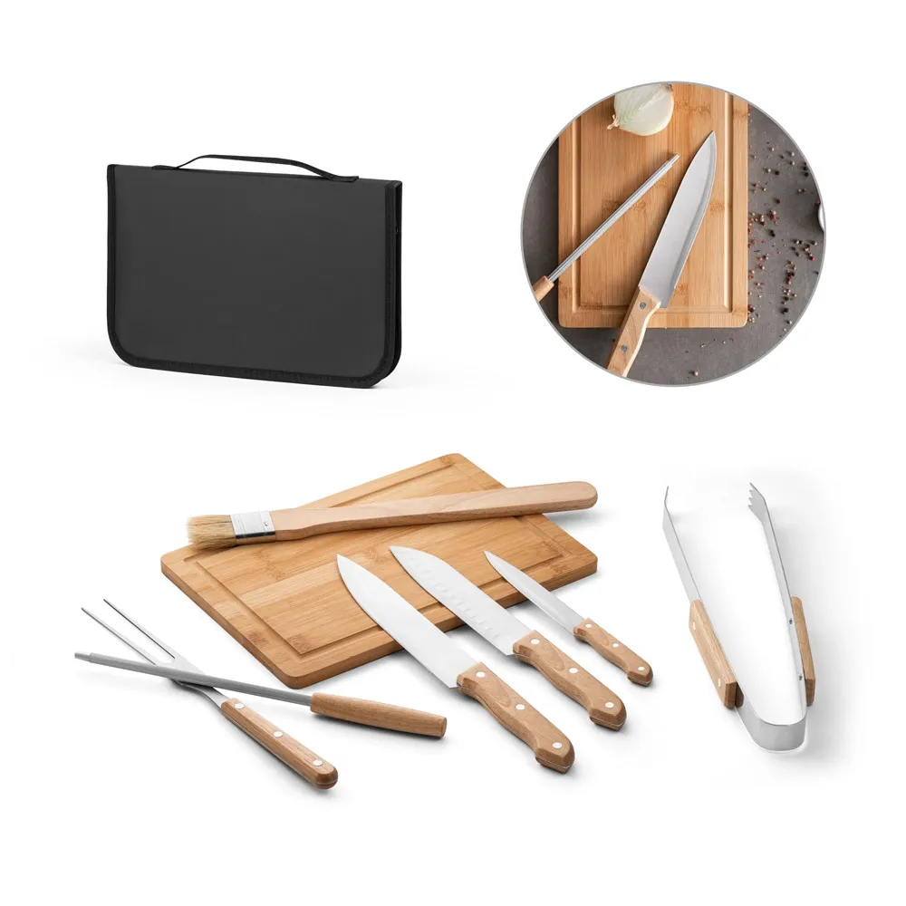 TERIYAKI. Kit churrasco em estojo de PU e 210D com tábua em bambu e 7 utensílios em aço inox e madeira de seringueira-003MRP94104