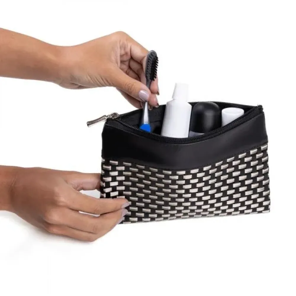 NECESSAIRE EM PVC E MATERIAL SINTÉTICO - PRETO / XADREZ BEGE - 19X14 CM