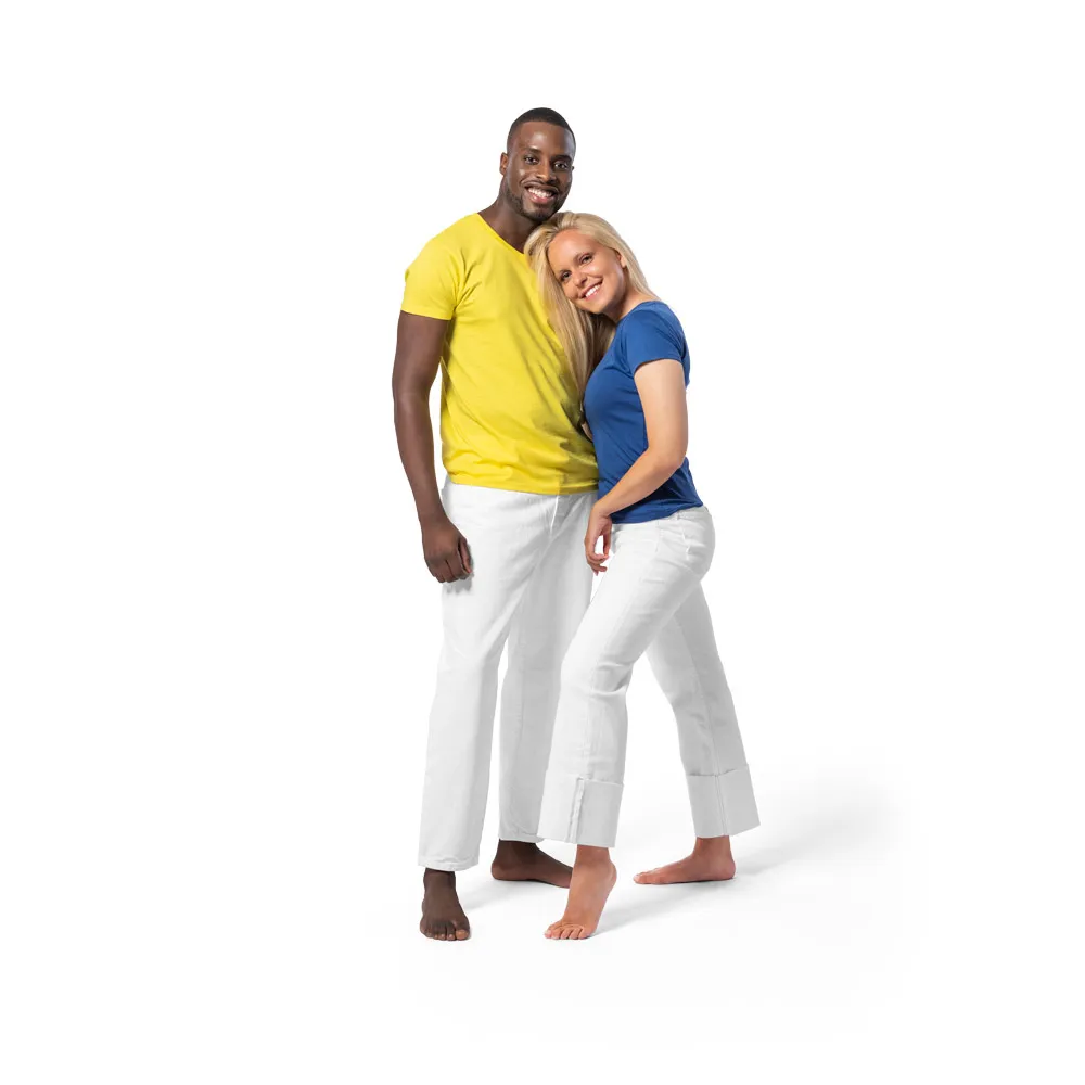 Camiseta feminina de corte cinturado em malha 100% algodão (135 g/m2) com fio 30/1 misto.