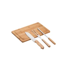 MOUSSAKA. Kit churrasco em estojo de 210D e tábua em bambu com 3 utensílios em aço inox e madeira de seringueira