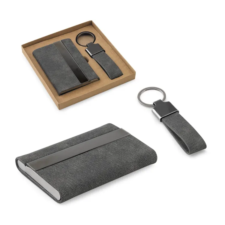 VAUGHN. Conjunto composto por um porta-cartões e chaveiro, ambos em metal e poliéster 30% reciclado