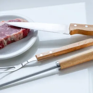 CONJ. DE GARFO, FACA E CHAIRA EM MADEIRA - 3 PÇS