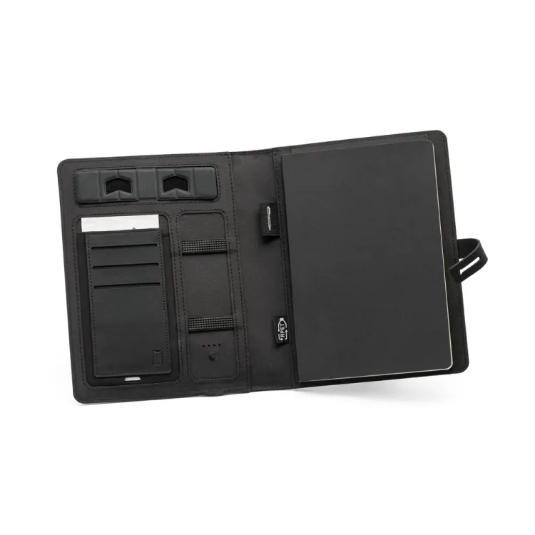 ELEVATE A5 FOLDER. Pasta A5 em 300D poliéster reciclado (100% rPET) com carregador wireless embutido 5000 mAh