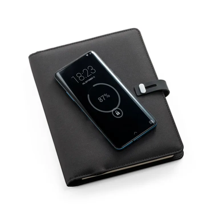ELEVATE A5 FOLDER. Pasta A5 em 300D poliéster reciclado (100% rPET) com carregador wireless embutido 5000 mAh