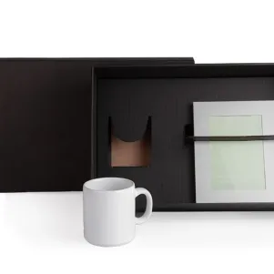 KIT CANECA EM CERÂMICA BRANCA E PORTA-RETRATO EM ALUMÍNIO - 2 PÇS