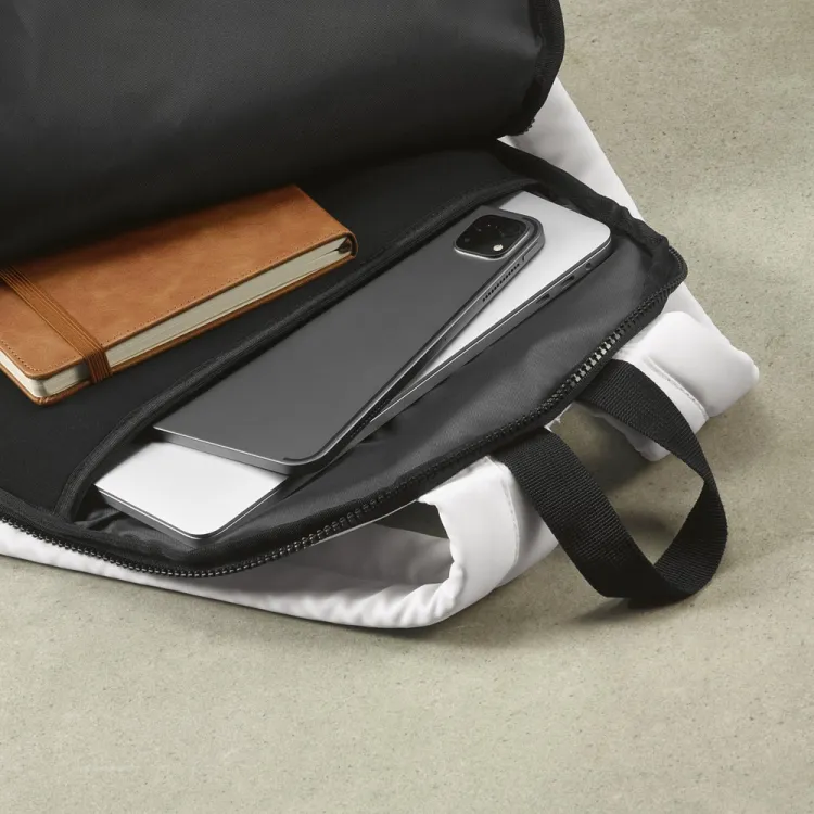 MANCHESTER NOTE. Mochila em 290T poliéster reciclado (100% rPET) em sarja com forro em 210D poliéster reciclado 15